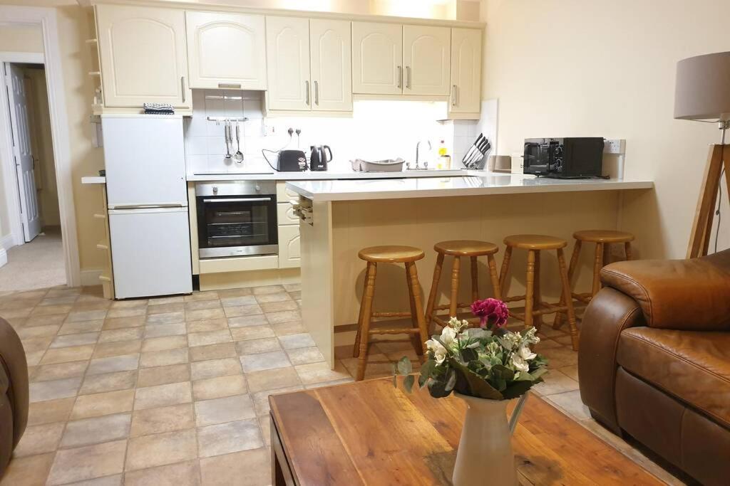 Large 3 Bed, Galway City Centre 아파트 외부 사진